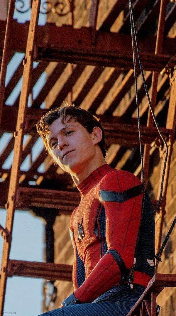 14. Tom Holland, Spider-Man: No Way Home'un senaryosunun, çekimler devam ederken neredeyse günlük olarak tekrar yazıldığını söyledi.