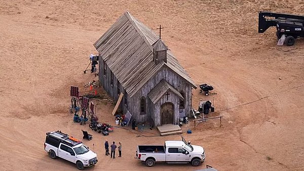 1. ABD'de film setinde karıştığı ölümlü silah kazasıyla ilgili aktör Alec Baldwin ve film yapımcılarına dava açıldığı bildirildi.