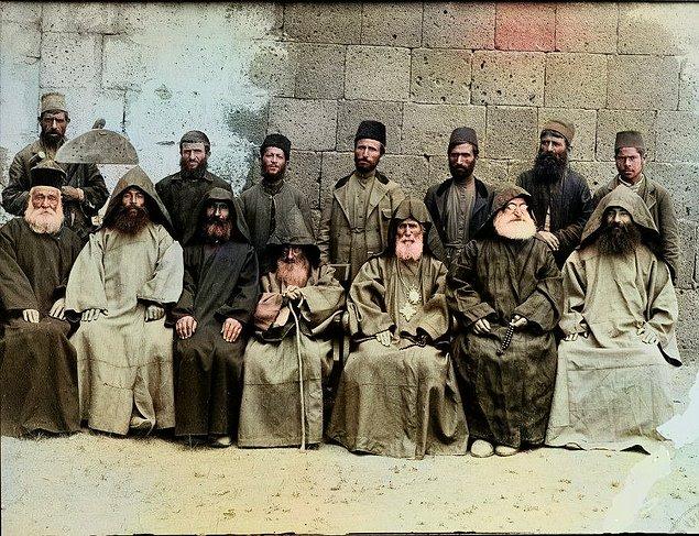 4. Lim Adası'ndaki Ermeni din görevlileri, Van, 1900.