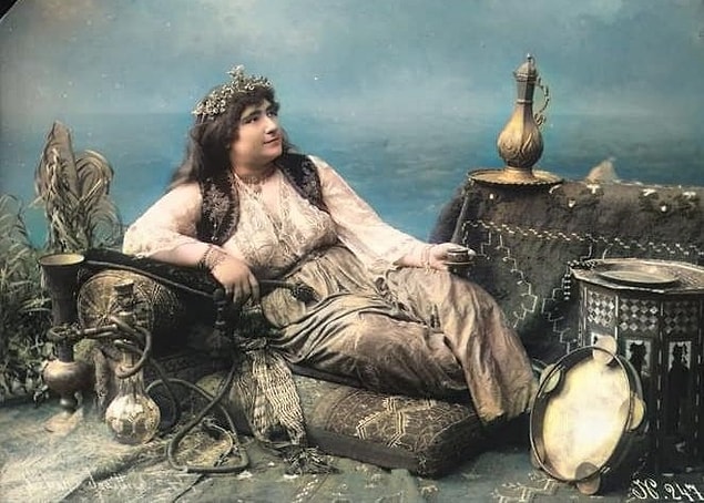 13. Nargile içen kadın, İstanbul, 1890.