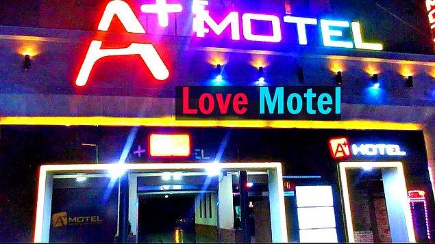 10. Bir buluşmaya çıktıysanız hemen Love Motel'e gidip birkaç saatliğine oda kiralayabilirsiniz.