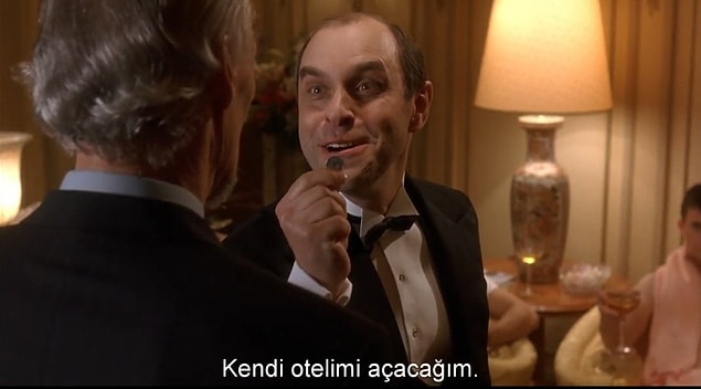 O sahnede bir otel çalışanı aldığı 5 Cent bahşiş karşılığında istifa ederek kendi oteli açabileceği için mutlu oluyor...