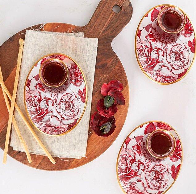 Çayın yanında ikramlıklara yer açan tabağıyla Karaca Rosa çat seti