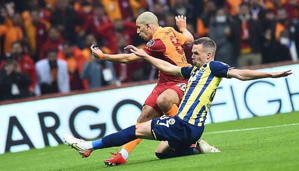Kalan sürede başka gol olmadı ve dev derbide kazanan Fenerbahçe oldu: 1-2