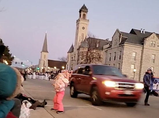 ABD'de Bir Araç Geçit Törenine Daldı: 5 Ölü, Onlarca Yaralı Var!