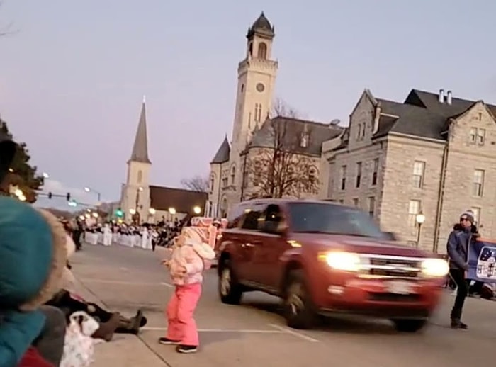 ABD'de Bir Araç Geçit Törenine Daldı: 5 Ölü, Onlarca Yaralı Var!