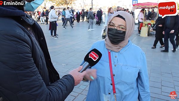 Medyali TV isimli YouTube kanalı da yine çok konuşulan bir röportaja imza attı. Eminönü'nde vatandaşa "ekonomiden memnun musunuz?" sorusunu yönelttiler. Bu ablamız da ekonomiden memnun olduğunu belirtti.