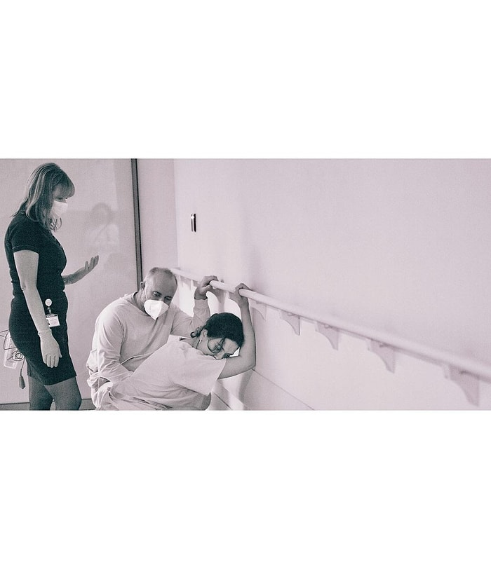 Bergüzar Korel Kızını Emzirdiği Anı Paylaştı! "Uzunca Bir Süre Süt Kokacak Buralar"