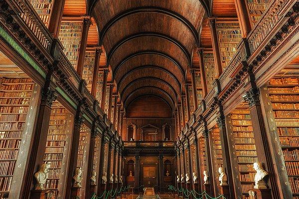 10. Trinity College Kütüphanesi (Dublin, İrlanda)