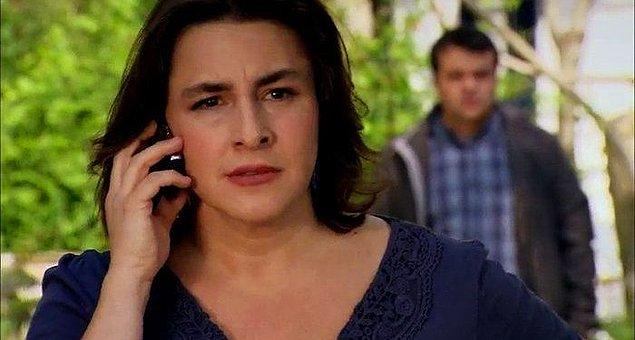 "Fatmagülün Suçu Ne" dizisindeki Mukaddes Yenge karakteriyle hepimizi sinir ederek hayatımıza yerleşti Esra Dermancıoğlu. O günden bugüne de başarılı oyunculuğunu farklı yapımlarda görüyoruz.
