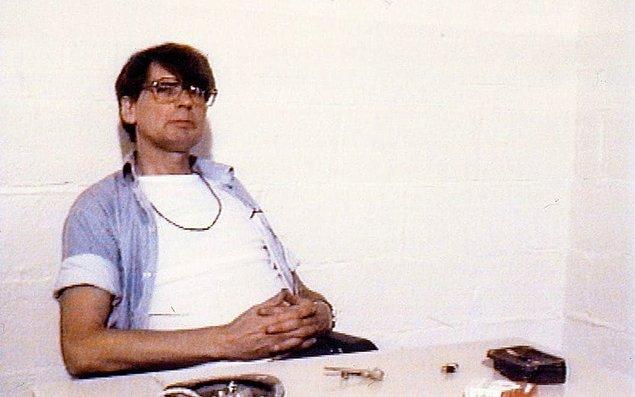 5. Dennis Andrew Nilsen, 1978 ve 1983 yılları arasında Londra'da en az on iki genç kişiyi öldüren İskoç bir seri katil ve nekrofilidir.