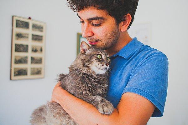 Kedilerle fotoğraf paylaşmak hiç şüphesiz kadınları etkileyeceği düşünülen bir hareket olsa da yapılan bir araştırmada kadınların kedilerle poz veren erkekleri reddettiğini ortaya çıkardı.