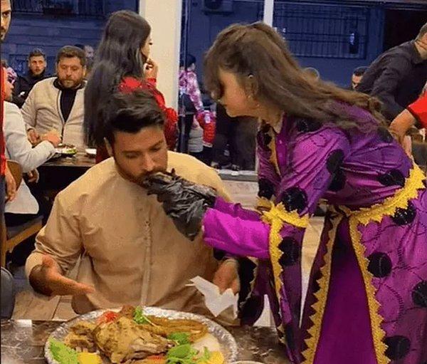 13. Geçtiğimiz günlerde Arap bir müşteriye elleriyle yemek yediren kadın garsonun videosu sosyal medya gündemine oturmuştu. Teyit.org'un araştırmaları sonucunda ikilinin, sosyal medya video üreticisi olduğu ortaya çıktı.