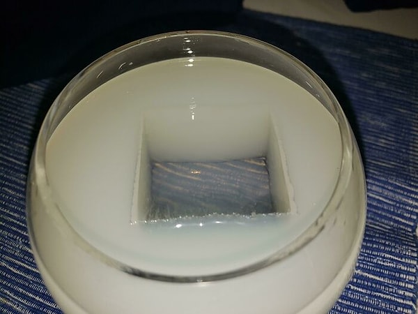 20. Прозрачный лед в моем абсенте выглядит так, будто из него вырезали кусок