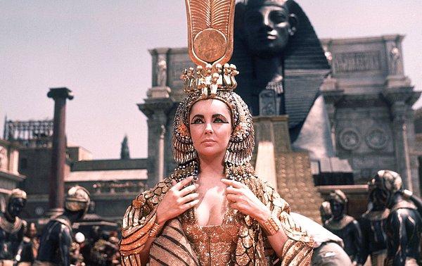 10. 'Cleopatra' filmi neredeyse 20th Century Fox şirketini batırıyordu. Şirketin ayakta kalması için 1200 dönümlük arazisini satması gerekti. Arazi bugün Fox stüdyolarının hemen arkasında  kalan Century City, lüks binalara ev sahipliği yapıyor.