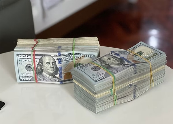 1. Нам говорили: "Счастье за деньги не купишь". Извините, ребята. Но в мире, в котором я сейчас живу, именно за деньги его можно приобрести