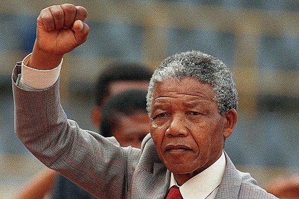Hapishaneden çıkan Mandela ilk defa tüm halkın katılabildiği bir seçimde devlet başkanı olmuştur.