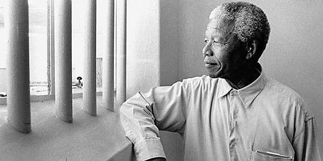 Nelson Mandela hükûmete komplo kurmak ve sabotaj etmekten dolayı 27 yıllık bir hapis cezasına çarptırılmıştır.