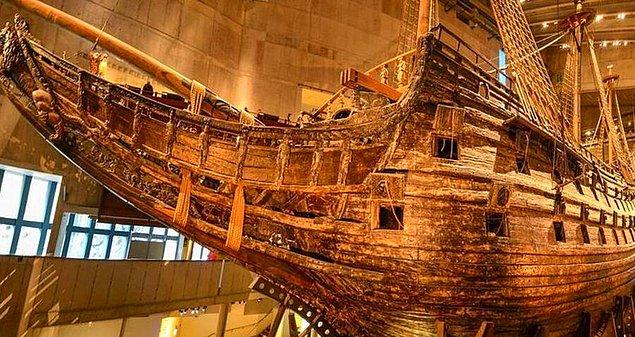 1628'de İsveç Kraliyet Donanması, 68,8848 metre uzunluğunda etkileyici bir savaş gemisi olan Vasa'yı yaptı.