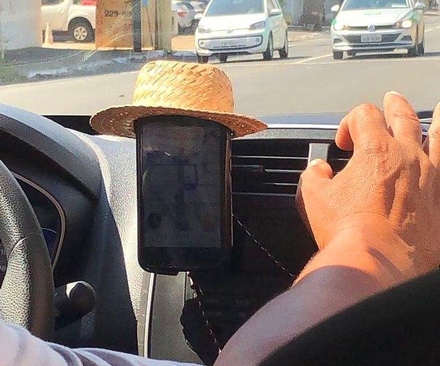1. "Uber şoförümün telefonunun hasır şapkası var."