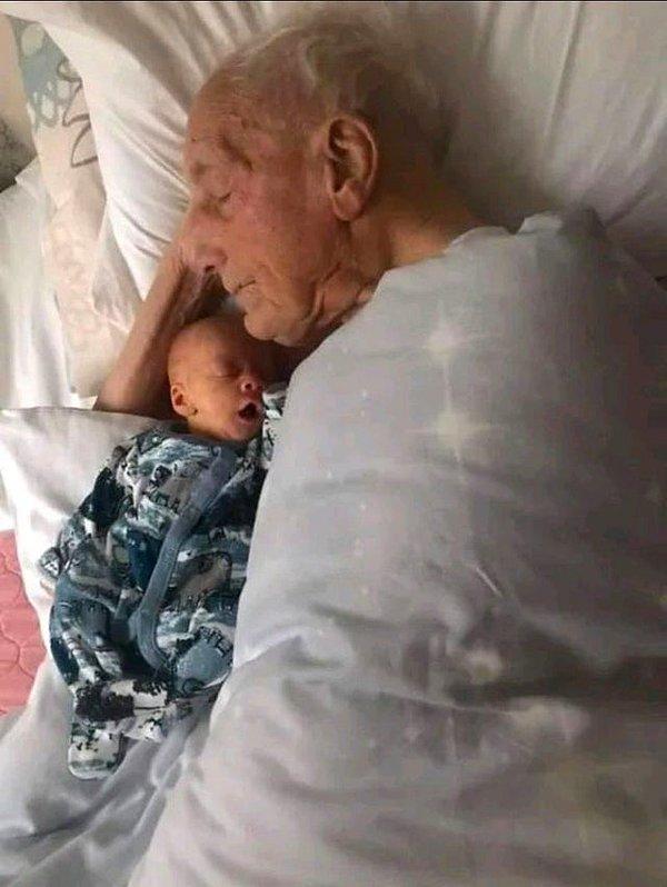 15. "5 aylık bebeğim, 104 yaşındaki büyük büyük dedesinin yanında uyurken."