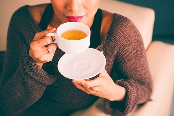 1. Şekersiz çay içmek de moda oldu ama senin nasıl içtiğin kimseyi ilgilendirmez! Tabii içmenin keyfi yalnız çıkmıyor pek, doğru çaydanlıkta demlenirse de tadına varılmıyor.