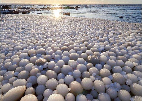 Finlandiya'da, nadir görülen bir hava olayının sonucu olarak binlerce yumurta şeklindeki buz topunun sahilleri kapladığı görüldü.