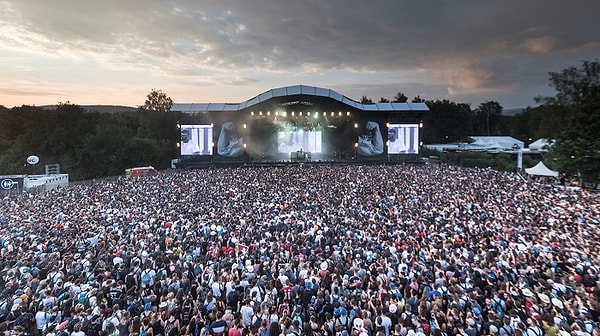 8. Hollanda, Brezilya, Almanya, İsveç, Fas, Malezya, Norveç, İspanya, Meksika gibi pek çok ülkede ünlü müzisyenlerle birlikte önemli konserler veren sanatçımız hangisidir?