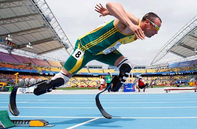 Güney Afrikalı paralimpik koşucu Oscar Pistorius, 1986 yılında dünyaya geldi.