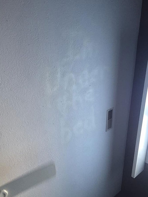 9. Надпись на стене: "Я под твоей кроватью". Мои родители только что переехали в новый дом и нашли это на потолке в одной из спален. Я знаю, в какой комнате я не буду спать точно