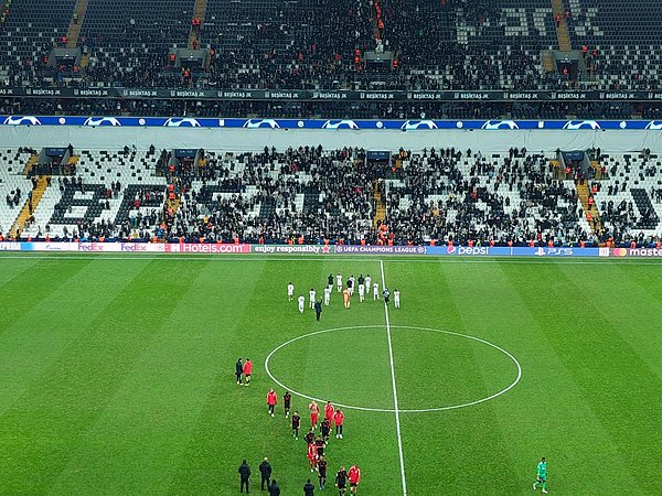 Beşiktaş taraftarı, Ajax maçının ardından teknik direktör Sergen Yalçın ve futbolcuları çağırırken "Sergen takımı ayağa kaldır" tezahüratı yaptı.