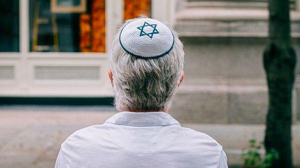 10. Yahudilik dininde bütün bireyler saçını kapatmaktadırlar.