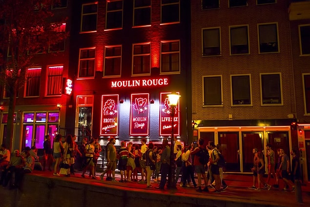 10. "Amsterdam'a ilk gidişimizde oteli bulamadığımız için yakınlardaki güvenlik görevlisine sorduk. 'Metroya binin, Waterlooplein durağında inerseniz Red Light Caddesi'ni bulursunuz dedi."