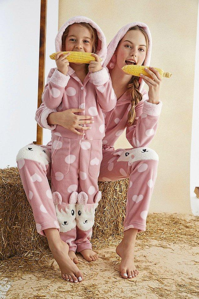 18. Anne kız aynı giyinmeyi sevenler için pembe peluş tulum pijama!