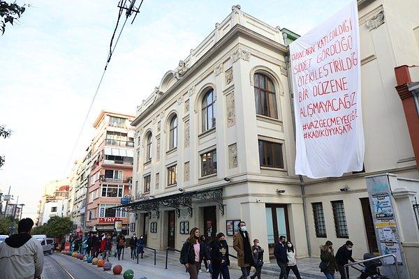 Proje kapsamında hazırlanan dev bir branda ise Kadıköy Süreyya Operası’na asıldı.