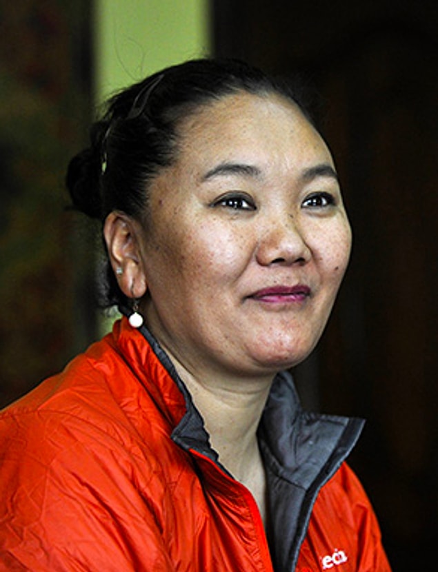 4. Nepalli Lhakpa Sherpa, dünyadaki diğer tüm kadınlardan daha fazla Everest Dağı'na tırmanarak rekor kırmıştır.