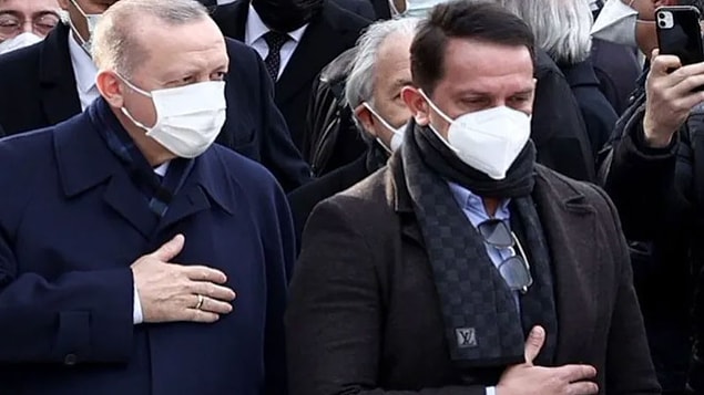 Son açıklamasından sonra ise babasının cenazesinde kullandığını belirttiği atkı ve gözlüğün fiyatı dualarımızı uçuklatmıştı.