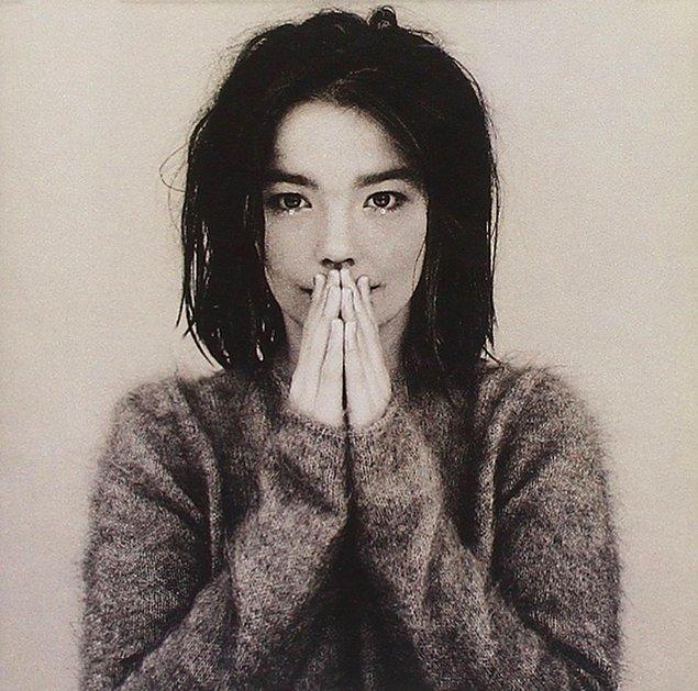 Björk, Sugarcubes dağıldıktan ve 1992 çıkışlı Remote Control adlı İzlanda çıkışlı bir filmin soundtracklerini yaptıktan sonra solo kariyerine yöneldi.