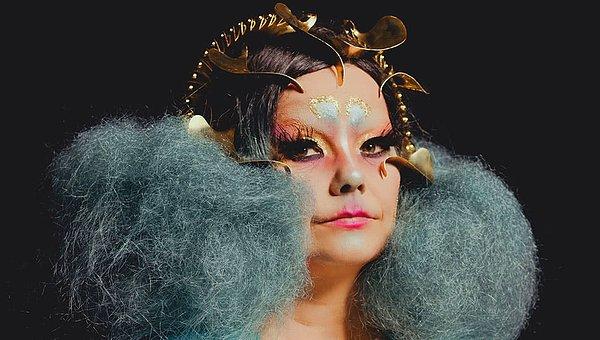 Björk de ses çıkaranlar arasına katıldı.