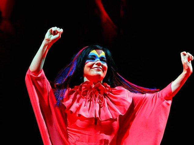 2001'de Vespertine adlı albümünü, 2003 yılında ise Greatest Hits adını verdiği ve Björk'ün internet sitesi üzerinden fanlarının verdiği oylarla belirlenen şarkılardan oluşan albümünü yayımladı.
