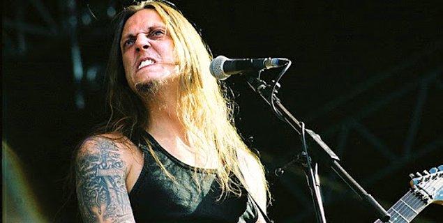 ...diğer tarafta ise death metal grubu Hypocrisy'nin vokalisti, gitaristi ve multi-instrumentalist Peter Tägtgren.
