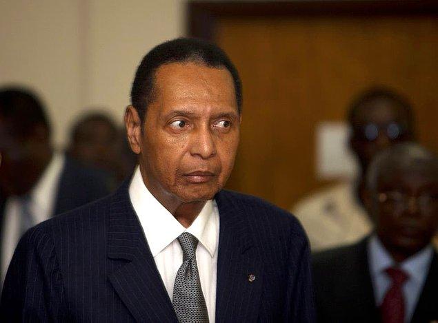 13.  Haiti'in babası gibi diktatör yöneticisi Jean Claude Duvalier, kurduğu “Tonton Macoute” adı verilen gizli polis örgütü ile yüzlerce kişiyi öldürmüş ve sonrasında gayri safi milli hasılanın %4.5'ini çalarak Fransa'ya kaçmıştı!