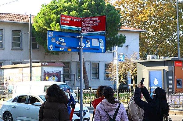 ‘Kadıköy Yaşatır’ sloganıyla geliştirilen bu sosyal sorumluluk projesinde hazırlanan sloganlar ve mottolar; sokak tabelalarına ve brandalarla sokaklarda herkesin görebileceği ve aslında görmesi de gereken yerlere asılıyor.