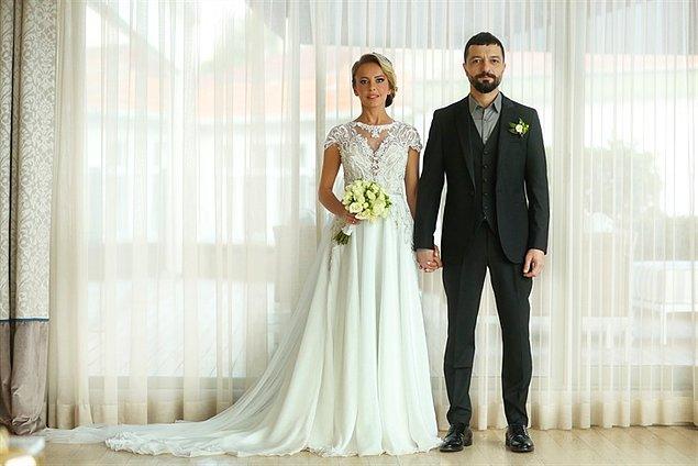 Ünlü oyuncu Vildan Atasever ile ünlü şarkıcı Mehmet Erdem, geçtiğimiz eylül ayında evlenmiş ve herkes epey şaşırmıştı.