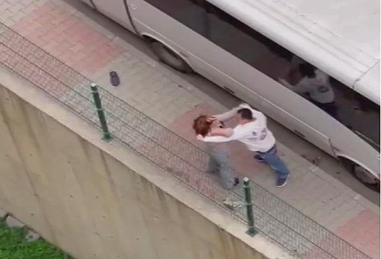 Eski Eşini Sokak Ortasında Dövüp Saçlarını Kesti: Kadın 'Hata Bende' Diyerek Şikayetçi Olmadı