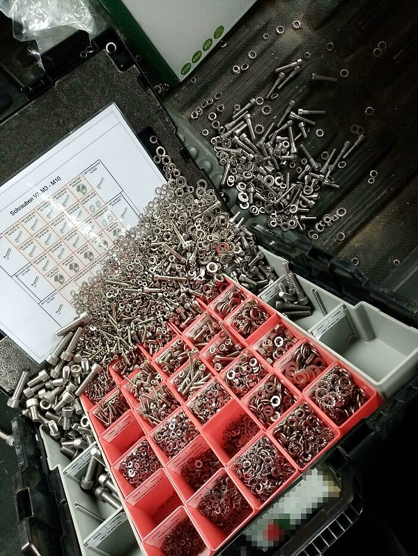 17. Всегда приятно осознавать, что ваши коллеги не знают, как правильно закрыть коробку. Прямо, когда вы собрались идти домой