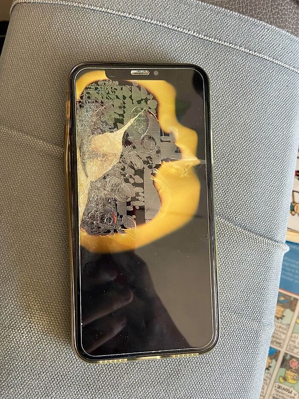 24. Телефон моего отца. Оставил заряжаться на ночь, проснулся и увидел это