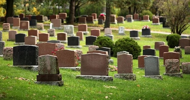 59 yaşındaki koca Nagaraj, Tamil Nadu'daki birkaç tapınağı ziyaret ettikten sonra insanlara doğrudan Tanrı ile iletişim kurduğunu ve bir rahip olduğunu söylemişti.