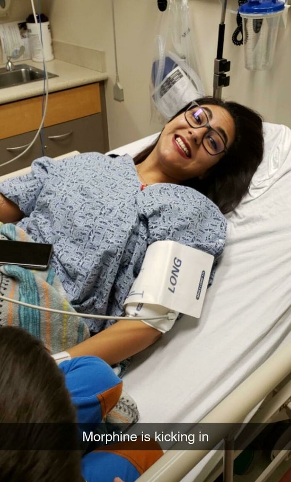 8. Утро Дня благодарения провела в отделении неотложной помощи, потому что у меня были резкие боли в области живота. Оказывается, у меня киста яичника. Поэтому просто наслаждайтесь фото, где меня накачали морфином)