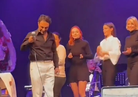 Uğur Aslan’ın Arabesk Müzikali'ni İzlemeye Giden Yargı Dizisi Oyuncuları Sahnede Düet Yaptı